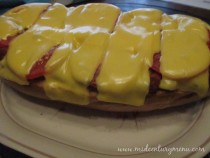 serving-pizzaloaf